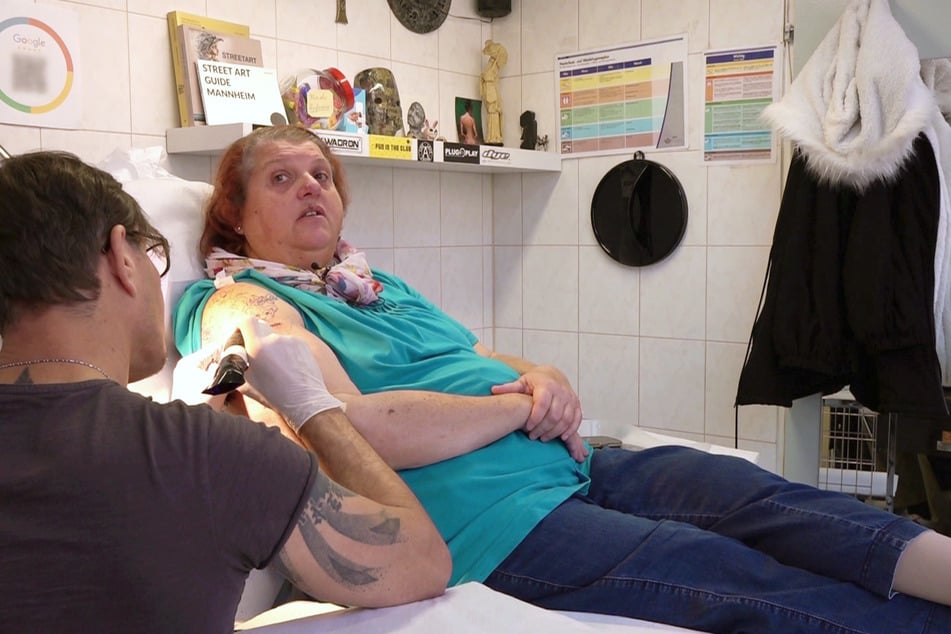 Carmen (55) lässt sich erstmals ein Tattoo stechen.