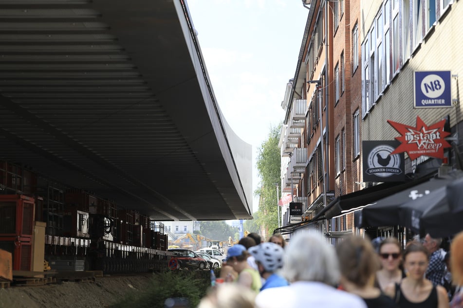Die Brücke näherte sich den Gebäuden in der Max-Brauer-Allee.