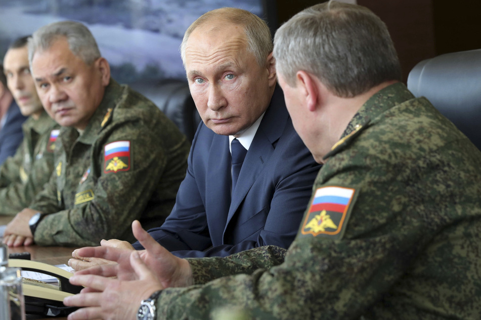 Wladimir Putin (69, 2.v.r.) unterzeichnete einen Erlass zur Einberufung von Wehrpflichtigen Männern.