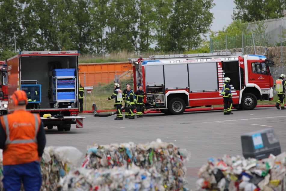Die alarmierte Feuerwehr konnte ein Übergreifen des Feuers auf die Anlage und die Anlagentechnik verhindern.