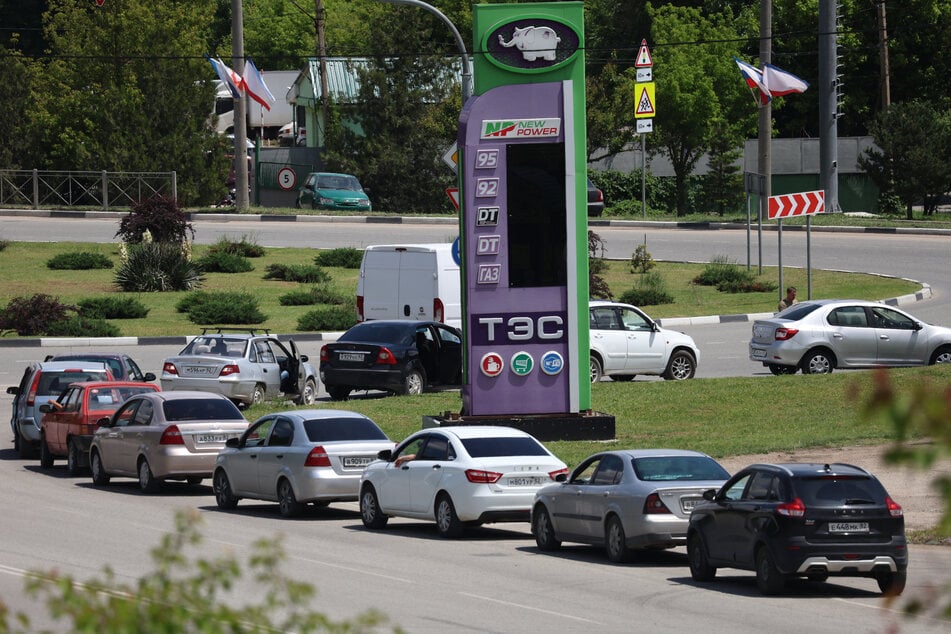 An einer Tankstelle in Simferopol auf der Krim stehen Autos Schlange.