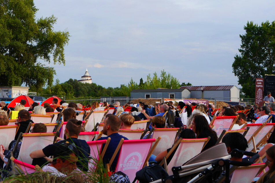 Das Café Treibgut bot neben der 50 Quadratmeter großen Leinwand besten Blick auf den Jahrtausendturm.