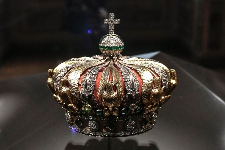 Krone der französischen Kaiserin Eugénie de Montijo wurde später beschädigt in der Nähe des Louvre gefunden.
