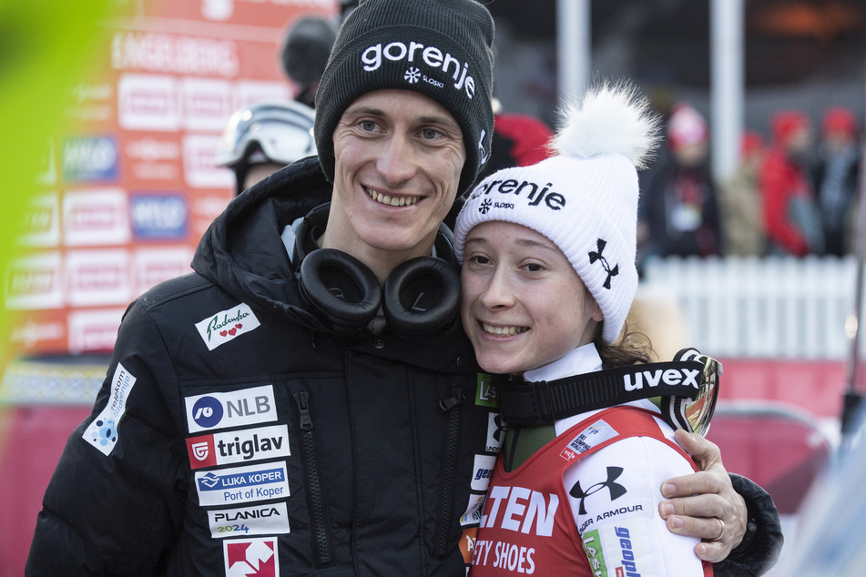 Peter Prevc (31, l.) mit Schwester Nika (18) im Dezember 2023 beim Damen-Weltcup in Engelberg.