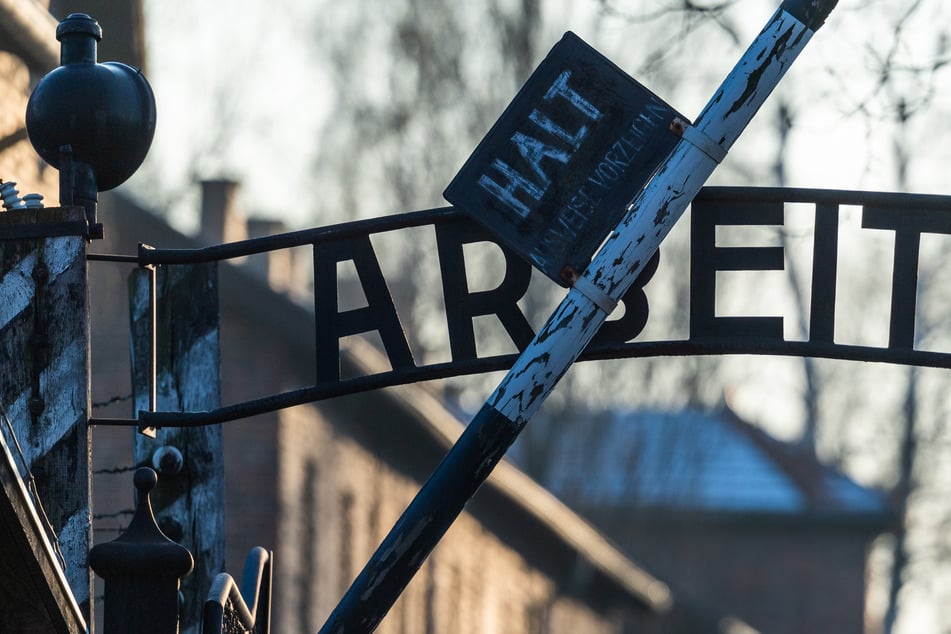 Blick auf das Eingangstor des ehemaligen deutschen Konzentrationslagers Auschwitz mit dem Schriftzug "Arbeit macht frei".