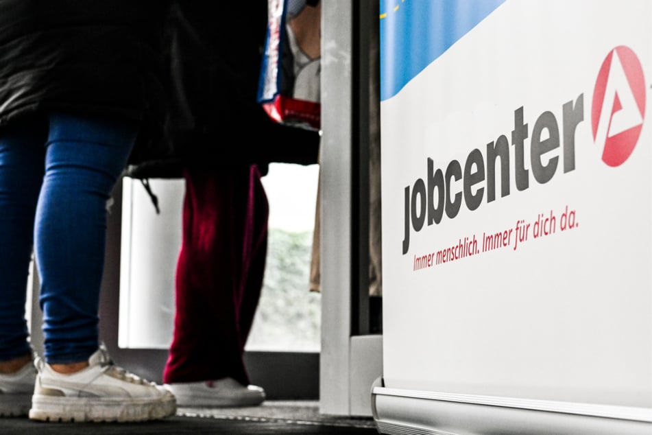 Die Polizei konnte keinen Sprengsatz im Jobcenter finden und gab anschließend Entwarnung. (Symbolfoto)