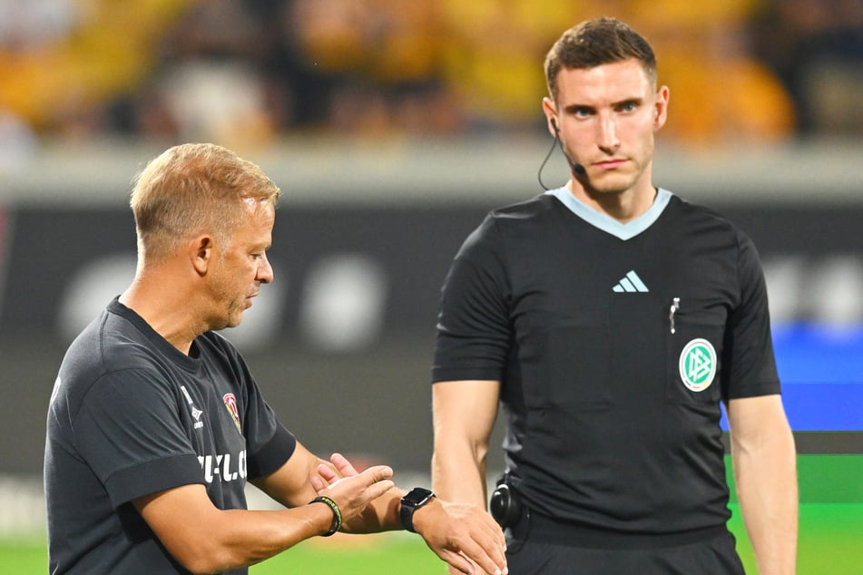 Im August 2023 agierte Eric Weisbach (r.) als Vierter Offizieller beim Heimspiel gegen Waldhof Mannheim.