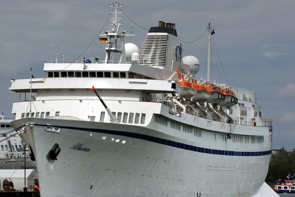 Unter dem Namen Athenia liegt das einstige Luxus-Passagierschiff seit 2020 im Hafen von Rotterdam. (Archivfoto)