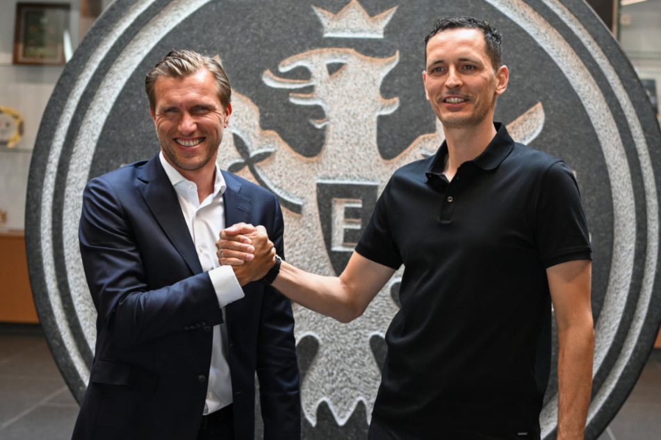 Dino Toppmöller (43, r.) wird auch in der kommenden Saison Cheftrainer von Eintracht Frankfurt sein. Dies bestätigte SGE-Sportvorstand Markus Krösche (43) nun.