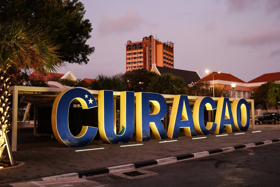 Beliebtes Fotomotiv in der quirligen Inselhauptstadt Willemstad: mannshoher Schriftzug "CURACAO" in der City.