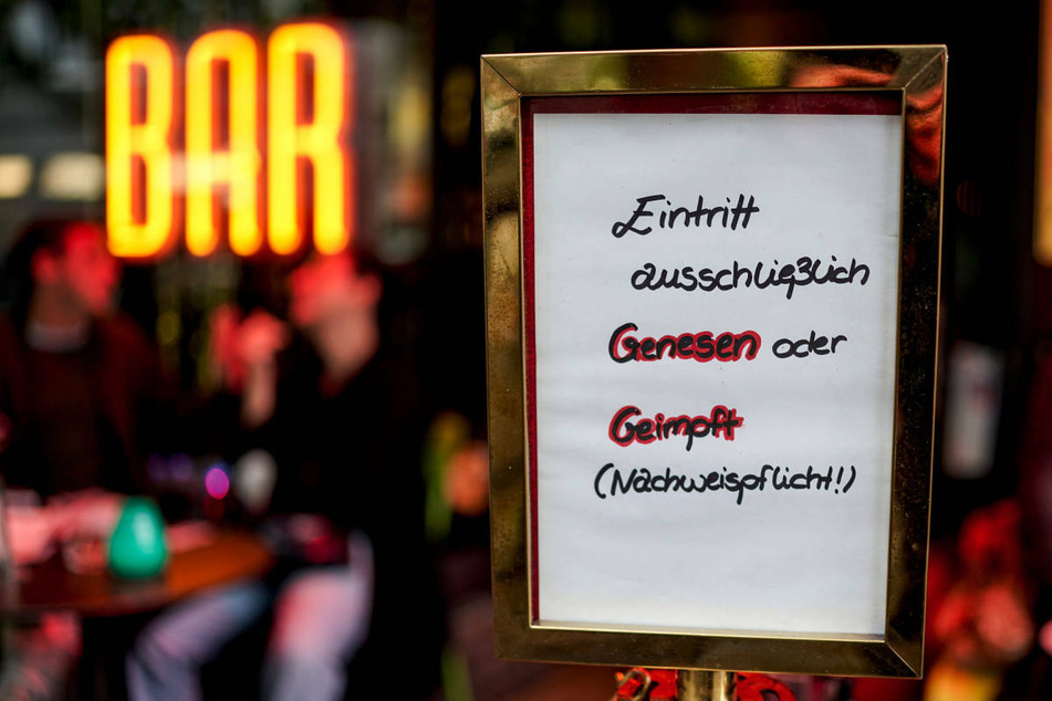 Eine Bar lässt nur noch den Eintritt von genesenen oder gegen das Coronavirus geimpften Personen zu. Nach der neuen 2G-Regel dürfen Betreiber für etliche Bereiche selbst entscheiden, ob sie auch getestete Personen einlassen wollen. (Symbolfoto)