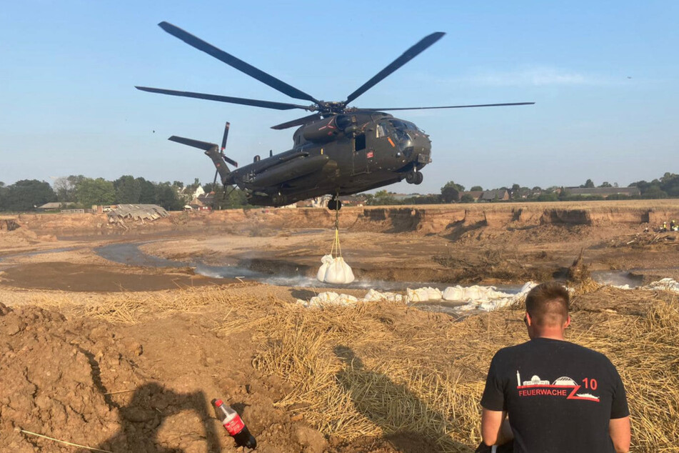 Die Bundeswehr und viele Helfer von THW und Feuerwehr sind an der Kiesgrube in Erftstaft-Blessem im Einsatz.