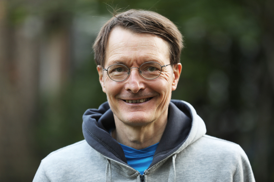 Der SPD-Gesundheitsexperte Karl Lauterbach (57) rät zu Humor in der Corona-Pandemie.