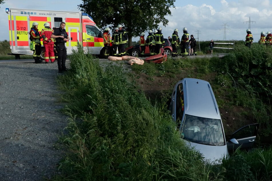 In Raa-Besenbek im Kreis Pinneberg sind zwei Autos am Montagabend zusammengestoßen. Ein silberner VW landete in einem Straßengraben.