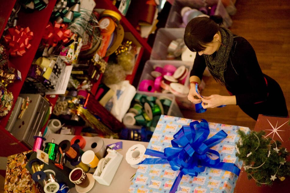 Viele Weihnachtsgeschenke werden direkt vor Ort in den Kaufhäusern verpackt.