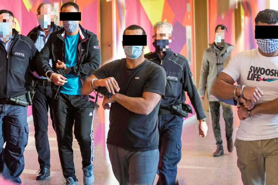 Hussein R. (23, schwarze Jacke), Mohamad B. (18, dunkles Shirt) und Hamza W. (20, weißes Shirt) sollen am Koreanischen Platz gewalttätig geworden sein.