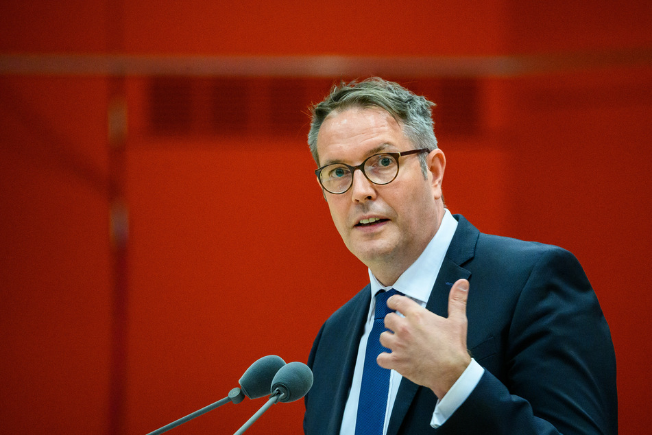 Rheinland-Pfalz-Sozialminister Alexander Schweitzer (48, SPD) sprach sich gegen eine Anrechnung des 9-Euro-Tickets auf den Hartz-IV-Satz aus.