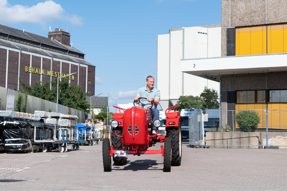 Herthas Mitglied der Geschäftsführung Paul Keuter hatte sichtlich Spaß beim Traktor fahren.