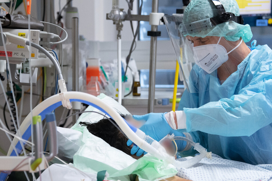 Ein Intensivpfleger kümmert sich in der Uniklinik Gießen um einen intubierten Corona-Patienten – die Auslastung auf den Intensivstationen in Hessen ist aktuell besorgniserregend hoch.