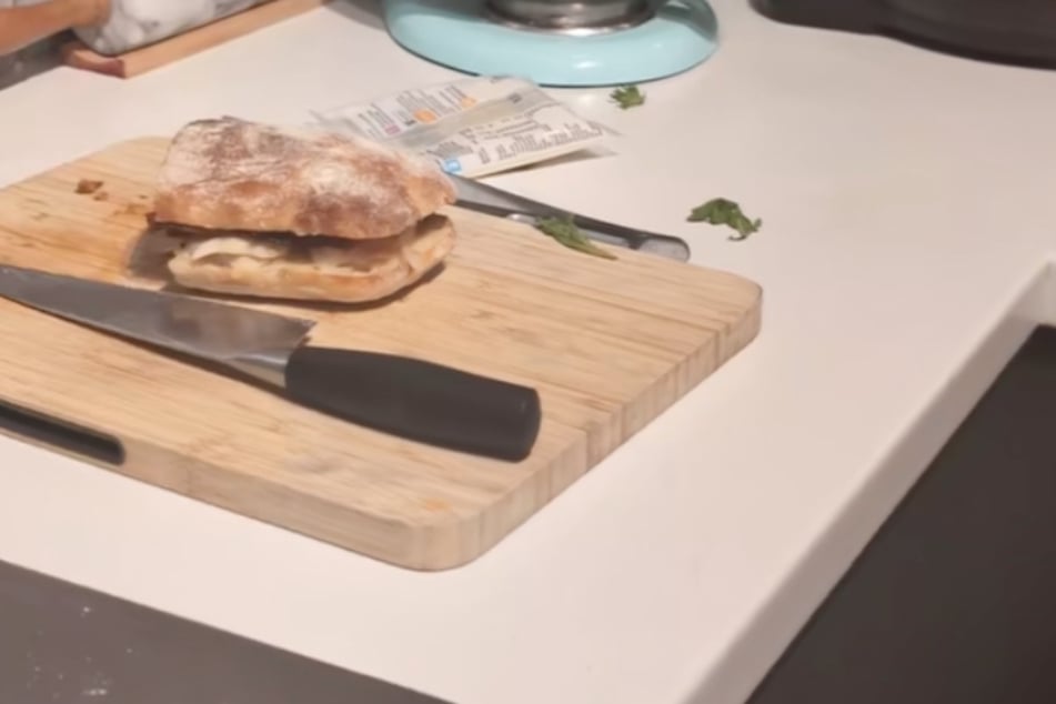 Das Objekt der Begierde: ein Sandwich auf der Küchentheke.
