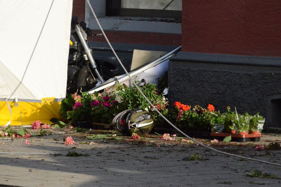 Zwischen den Blumen liegt der Helm des verunglückten Bikers.