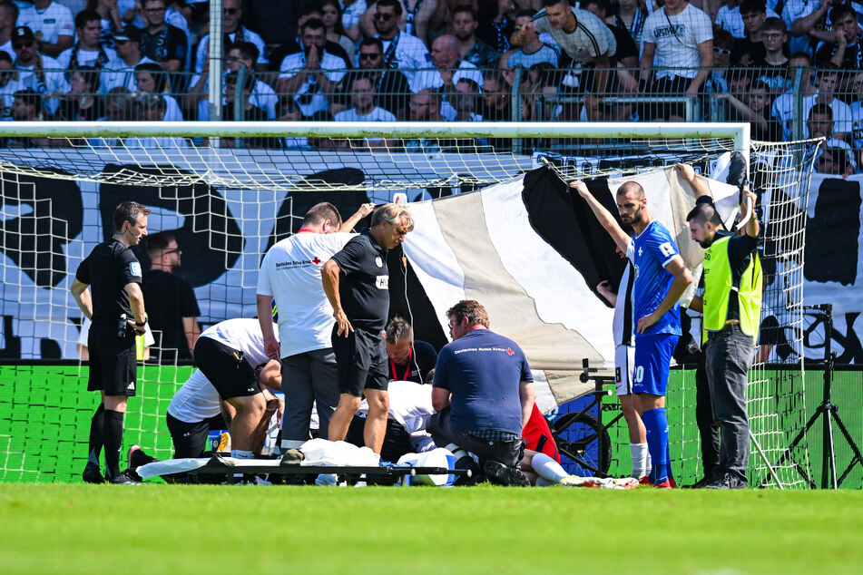 Minutenlang wurde Florian Le Joncour auf dem Platz behandelt.