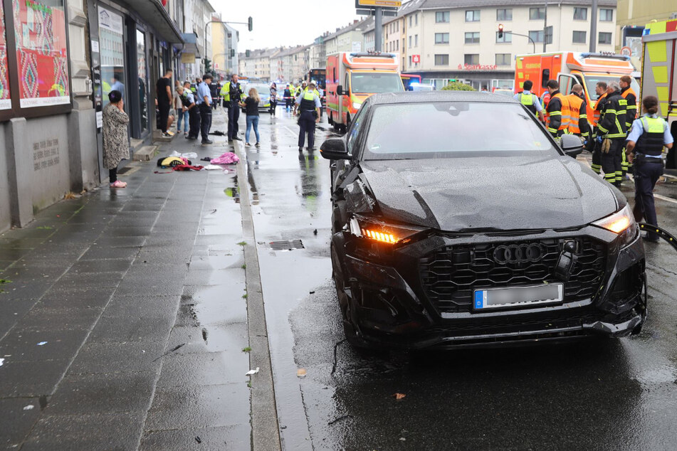 Vier Kinder von Audi erfasst! Wütende Angehörige gehen auf Unfallfahrer los