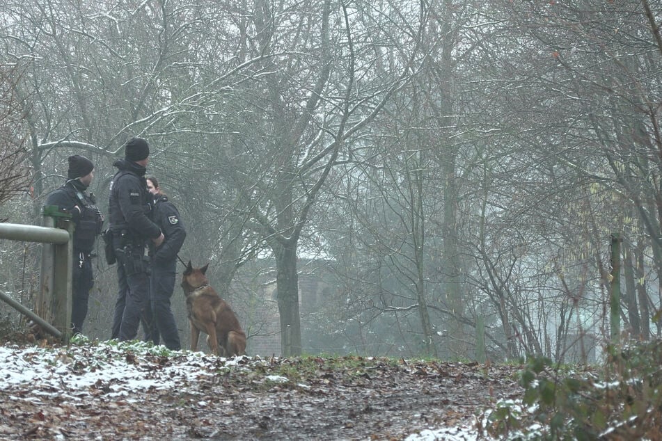 Zahlreiche Polizeikräfte suchten das Gebiet nach Auffinden des toten Teenagers rund um den Fundort der Leiche ab.