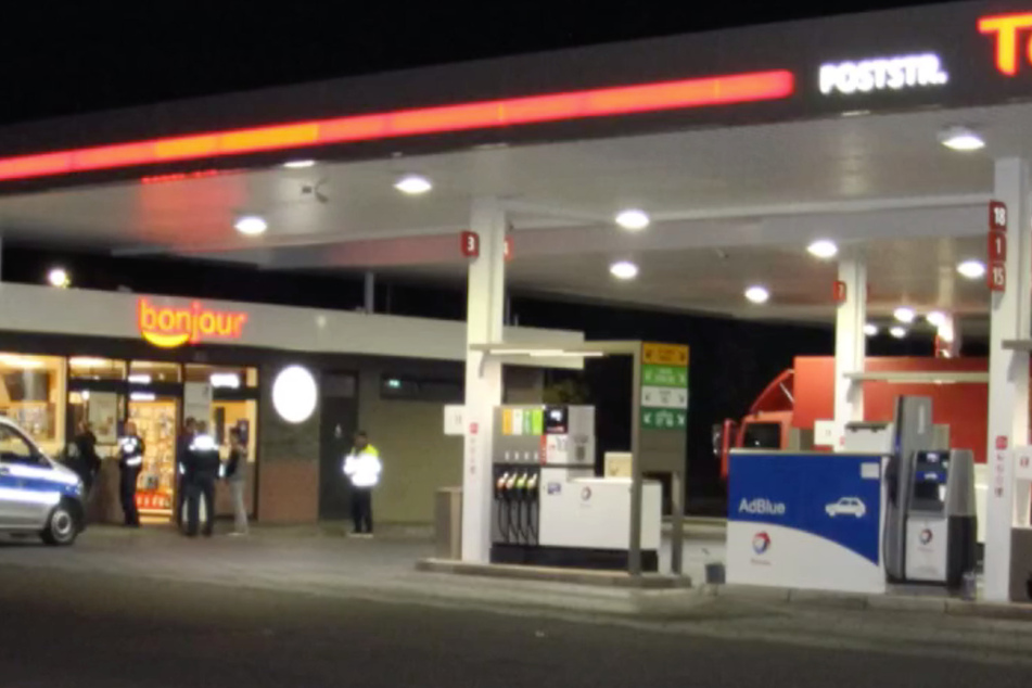Die TOTAL-Tankstelle wurde von einem Unbekannten überfallen.