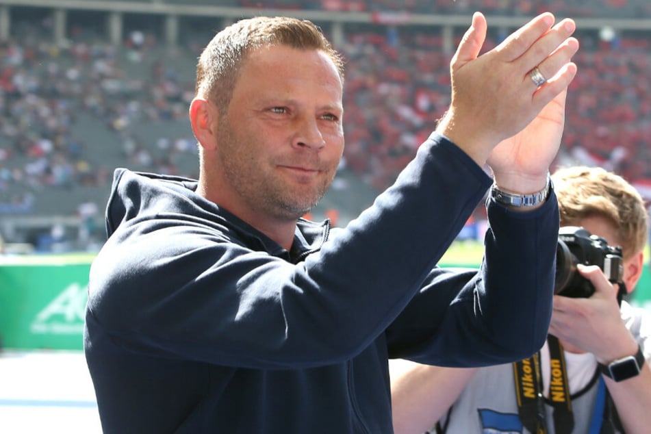 Pal Dardai wird nach dem Spiel gegen Leverkusen von der Ostkurve verabschiedet.