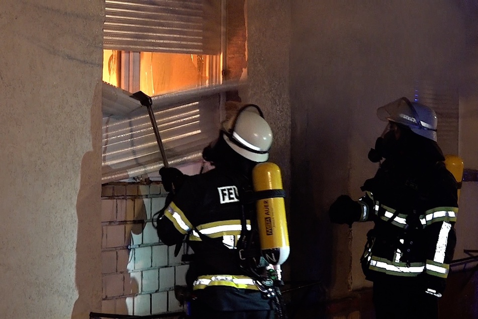 Jalousien wurden heruntergerissen und Fenster eingeschlagen, um die Flammen bekämpfen zu können.
