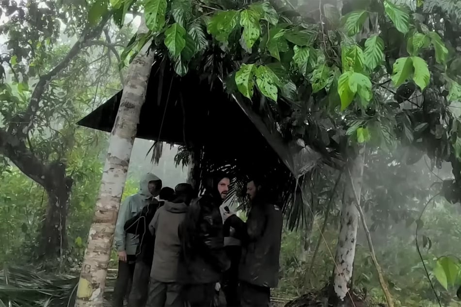 Um dem Regen zu entkommen, mussten sich die Überlebenden einen provisorischen Unterschlupf bauen.