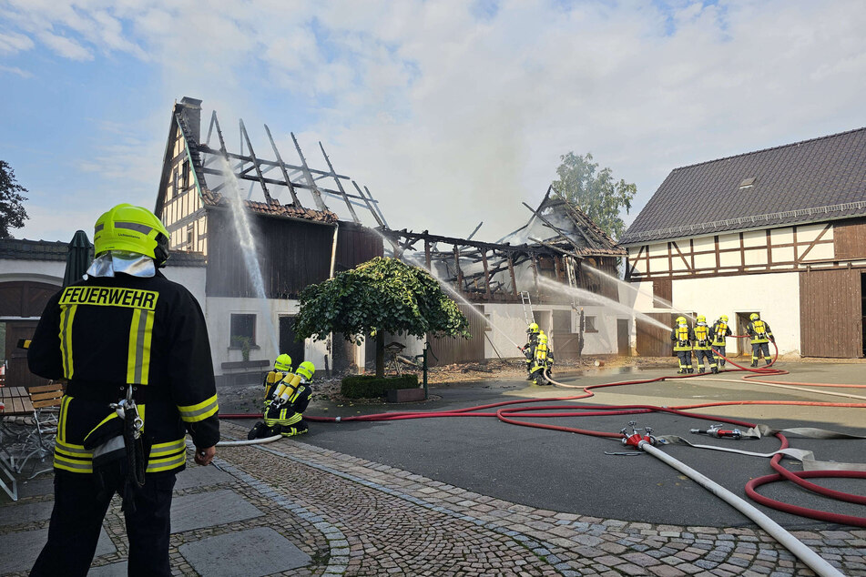 In Lichtentanne (Landkreis Zwickau) fackelte am Donnerstag eine Scheune nahezu komplett ab. Zur Brandursache ermittelt die Polizei.