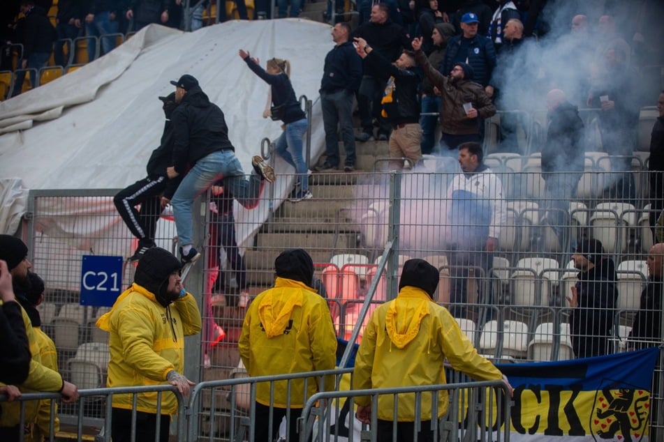 Böller und Leuchtraketen landeten im vollbesetzten Heimbereich der Jena-Fans.