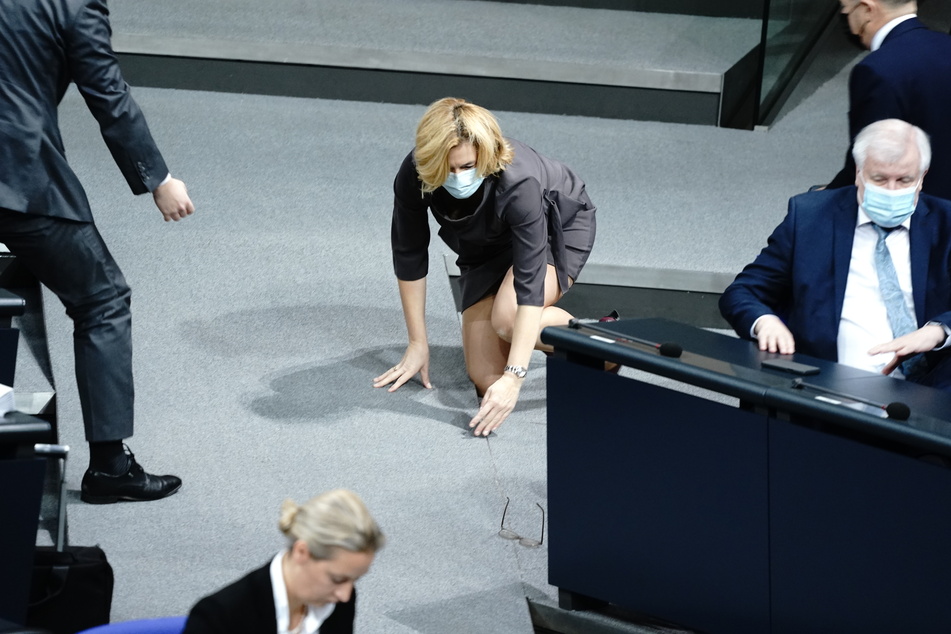 Julia Klöckner (47, CDU, M), Bundesministerin für Ernährung und Landwirtschaft, stürzt zu Beginn der Generaldebatte zum Bundeshaushalt im Bundestag.