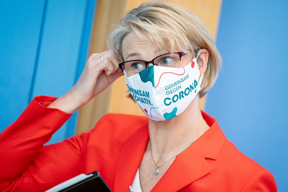 Anja Karliczek (CDU), Bundesministerin für Bildung und Forschung, spricht sich für eine Ausweitung der Maskenpflicht an Deutschlands Schulen aus.