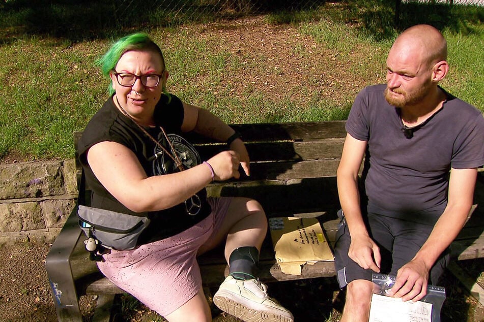 Lausi (34) will mit Freund Kai (39) einen Neustart in Dresden wagen. Ausgebremst wird sie dabei von einer Fußverletzung.