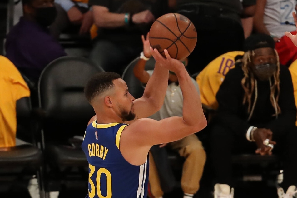 Warriors guard Stephen Curry scored a game-high 32 points against the Blazers on Friday night.