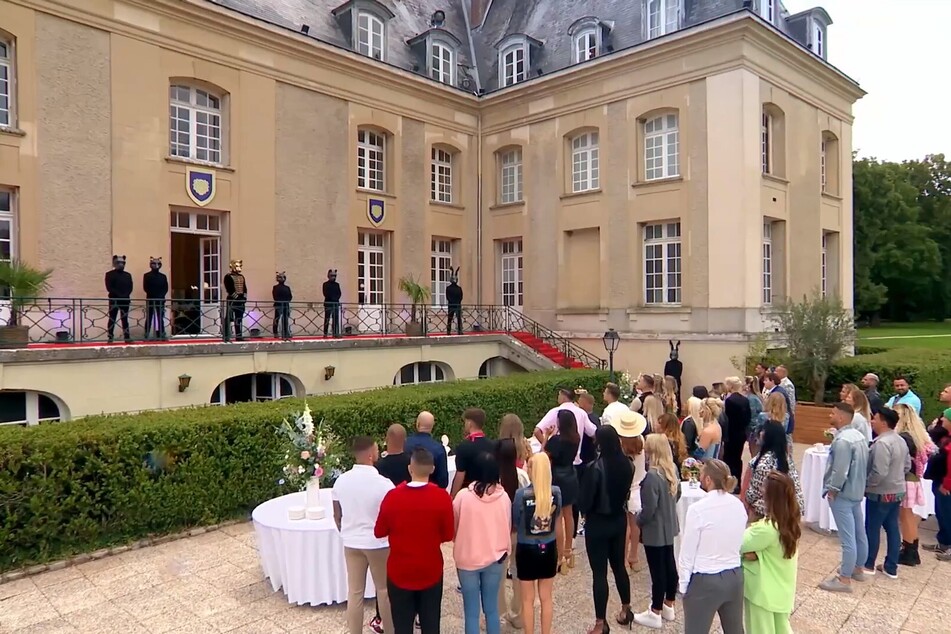 50 Kandidaten kämpfen um zunächst 50.000 Euro. Die Kulisse: Ein Schloss in Frankreich.