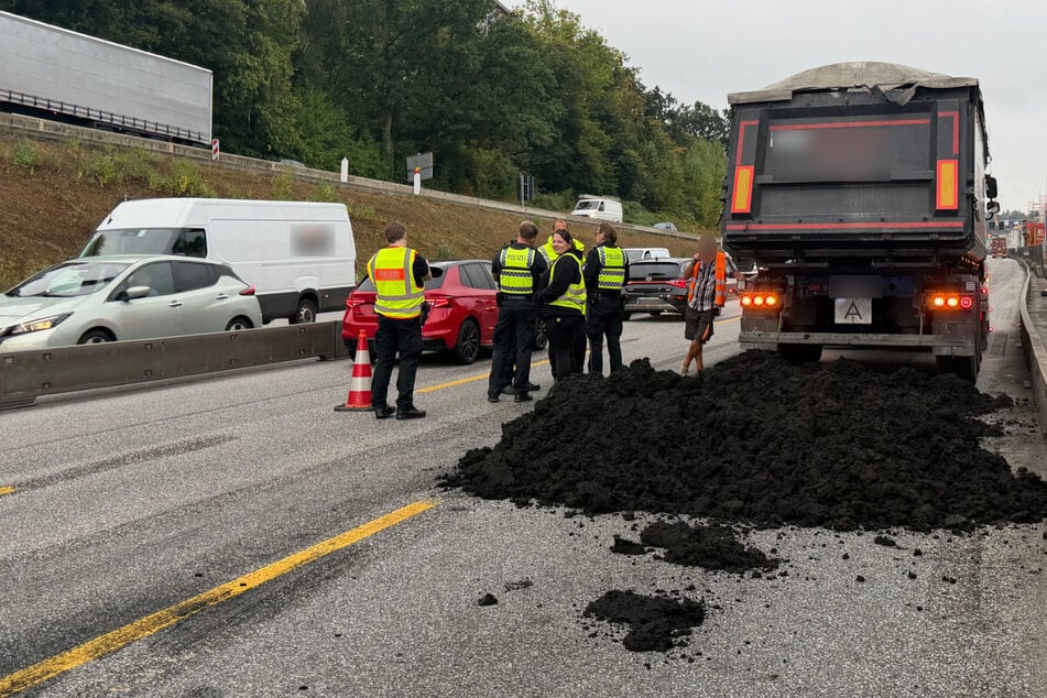 Unfall A7: Lastwagen verliert Ladung auf der Autobahn: Kilometerlanger Stau im Berufsverkehr