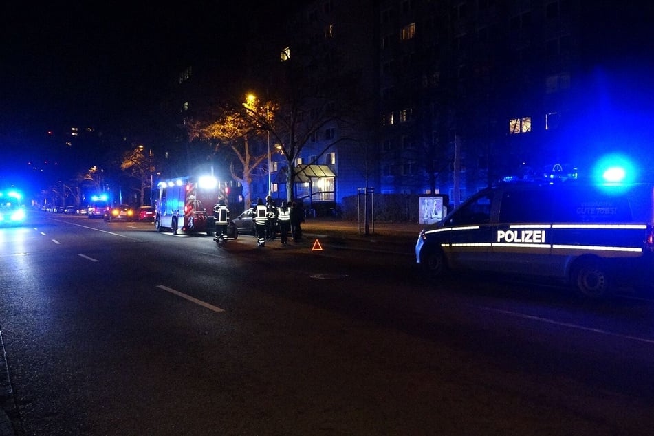 Blaulicht auf der Straße des 18. Oktober in der Nacht zu Sonntag.
