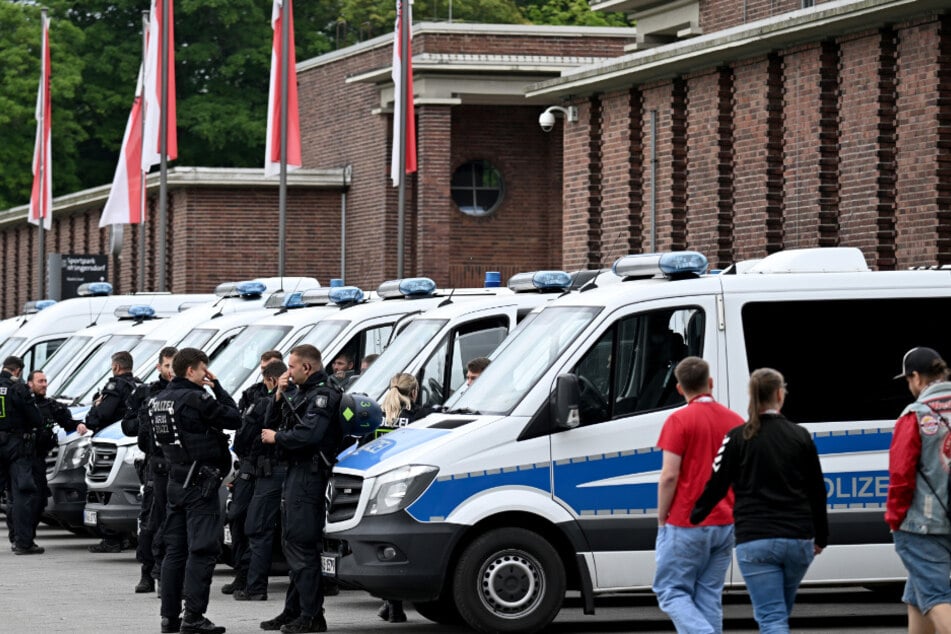 Polizeieinsätze von Hundertschaften könnten den Klubs bald in Rechnung gestellt werden.