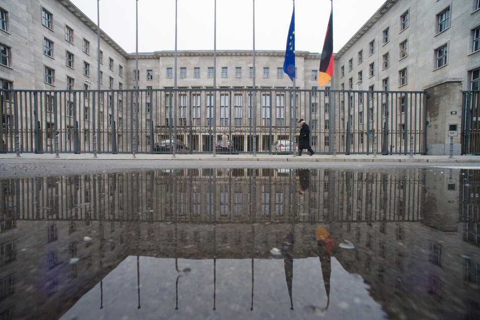 Ein Mann geht in Berlin am Bundesfinanzministerium vorbei.