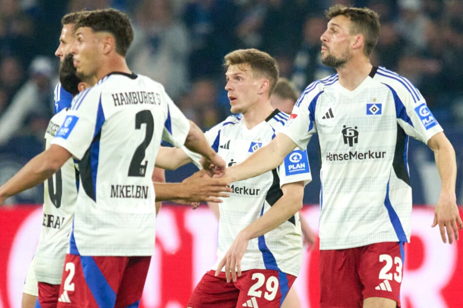 HSV-Profi Emir Sahiti (26, M.) hat seine Freundin Kim van den Berg geheiratet.