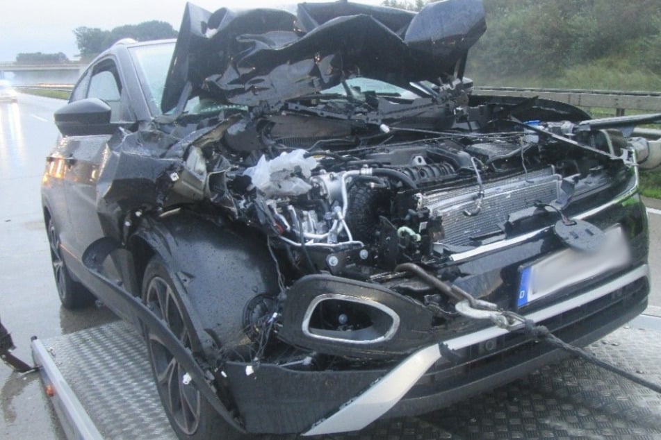 Unfall A1: Transporter-Fahrer will auf A1 überholen und kracht in Auto von 38-Jähriger