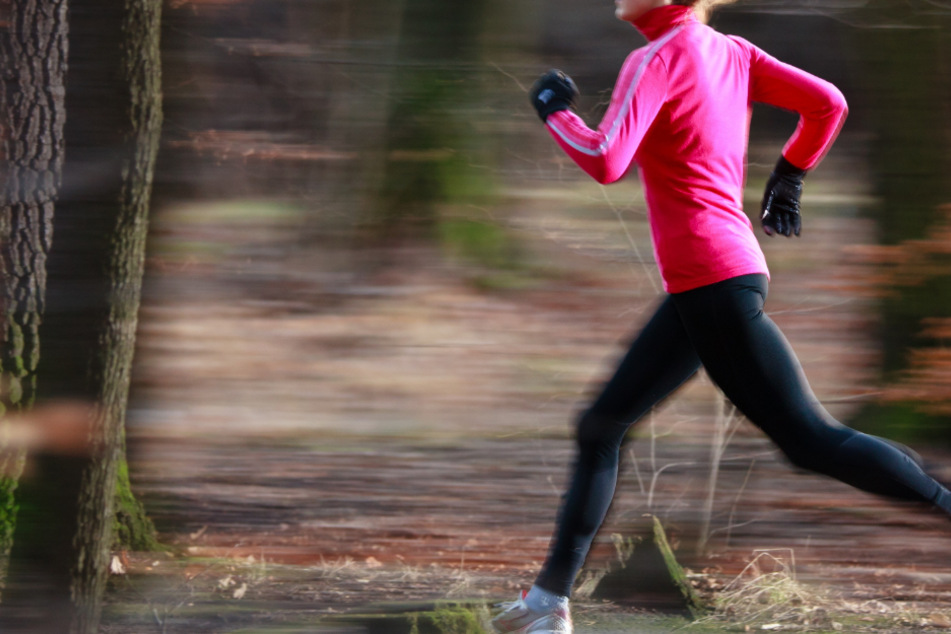 Die damals 21-Jährige joggte zum Tatzeitpunkt gerade durch den Frankfurter Stadtwald (Symbolbild).