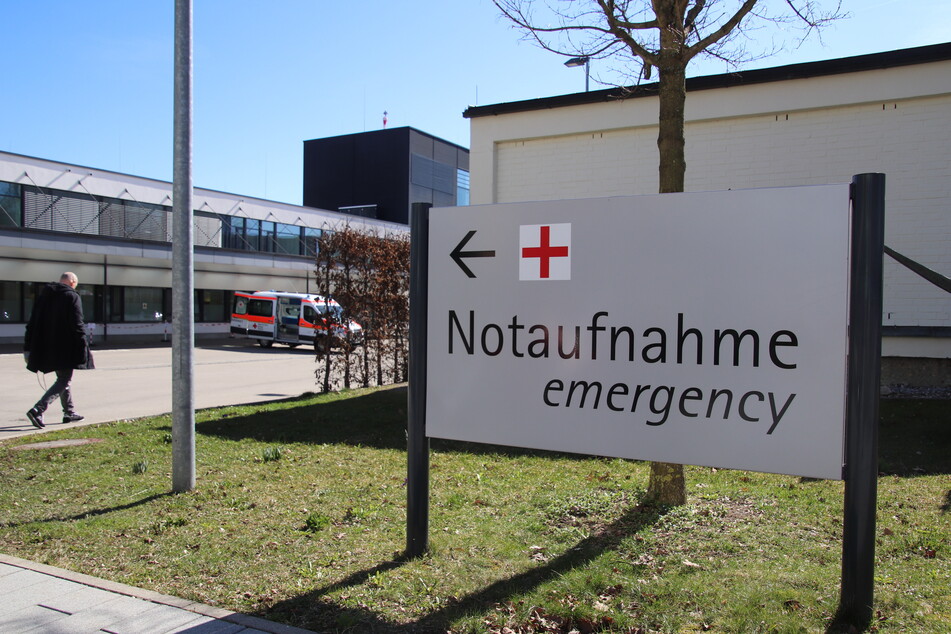 Ein Hinweis auf die Notaufnahme des Klinikums in der Stadt. Eine Bewohnerin eines Seniorenheims Heims ist am Freitag (13.03.2020) mit Atemnot als Notfall in das Kemptener Klinikum eingewiesene worden. Die Frau ist mittlerweile verstorben.