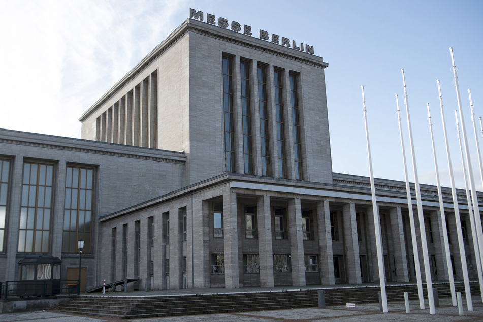 Auf dem Berliner Messegelände eröffnet am Montag das dritte Impfzentrum.