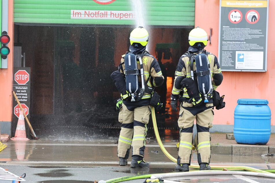 Die Feuerwehr war stundenlang mit zahlreichen Einsatzkräften vor Ort.