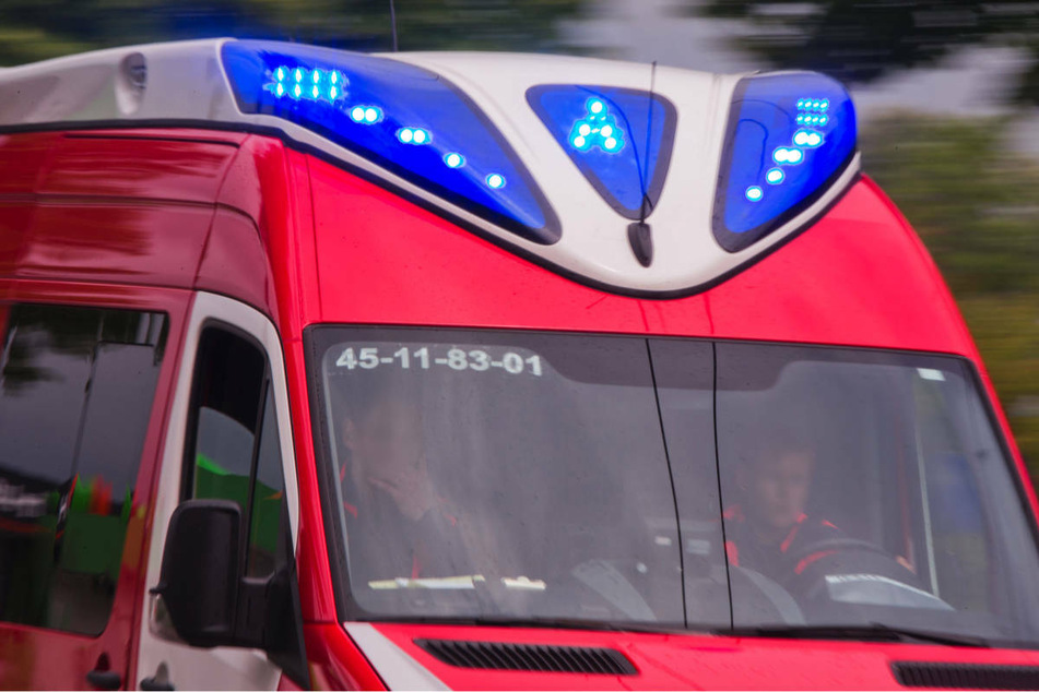 81-Jähriger auf Gegenspur: Drei Verletzte bei Frontal-Crash auf Landstraße